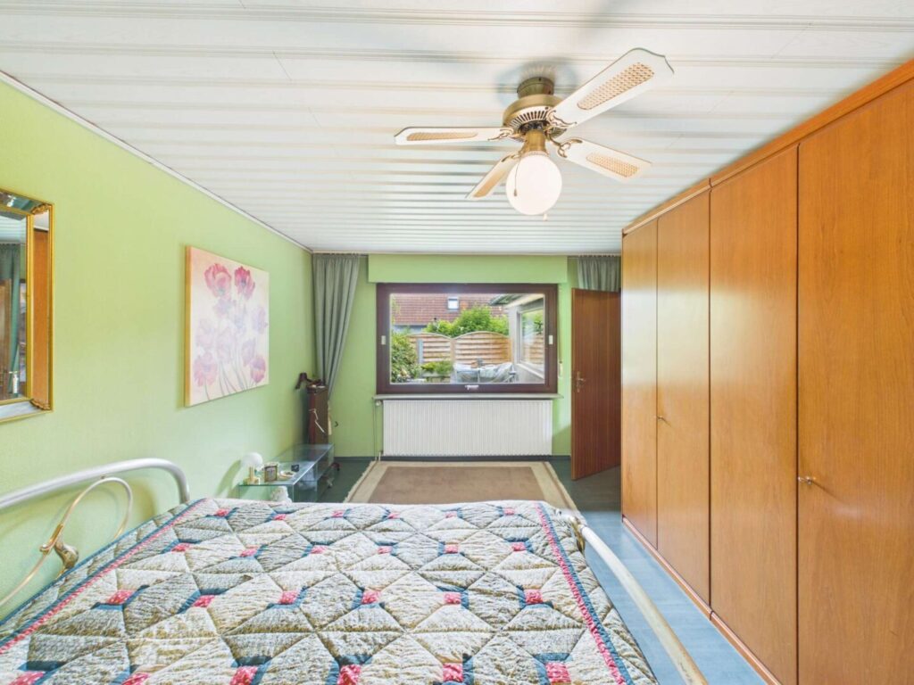 Schlafzimmer 1
