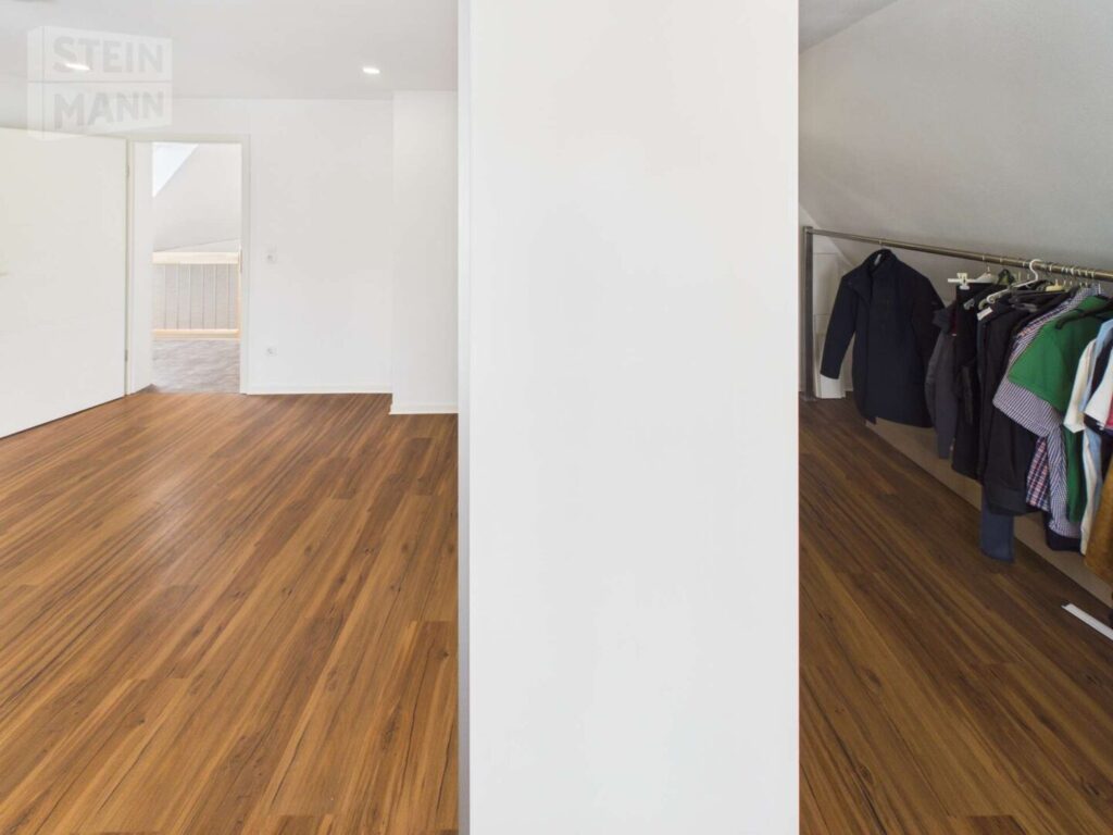 Schlafzimmer 1 mit Ankleidebereich